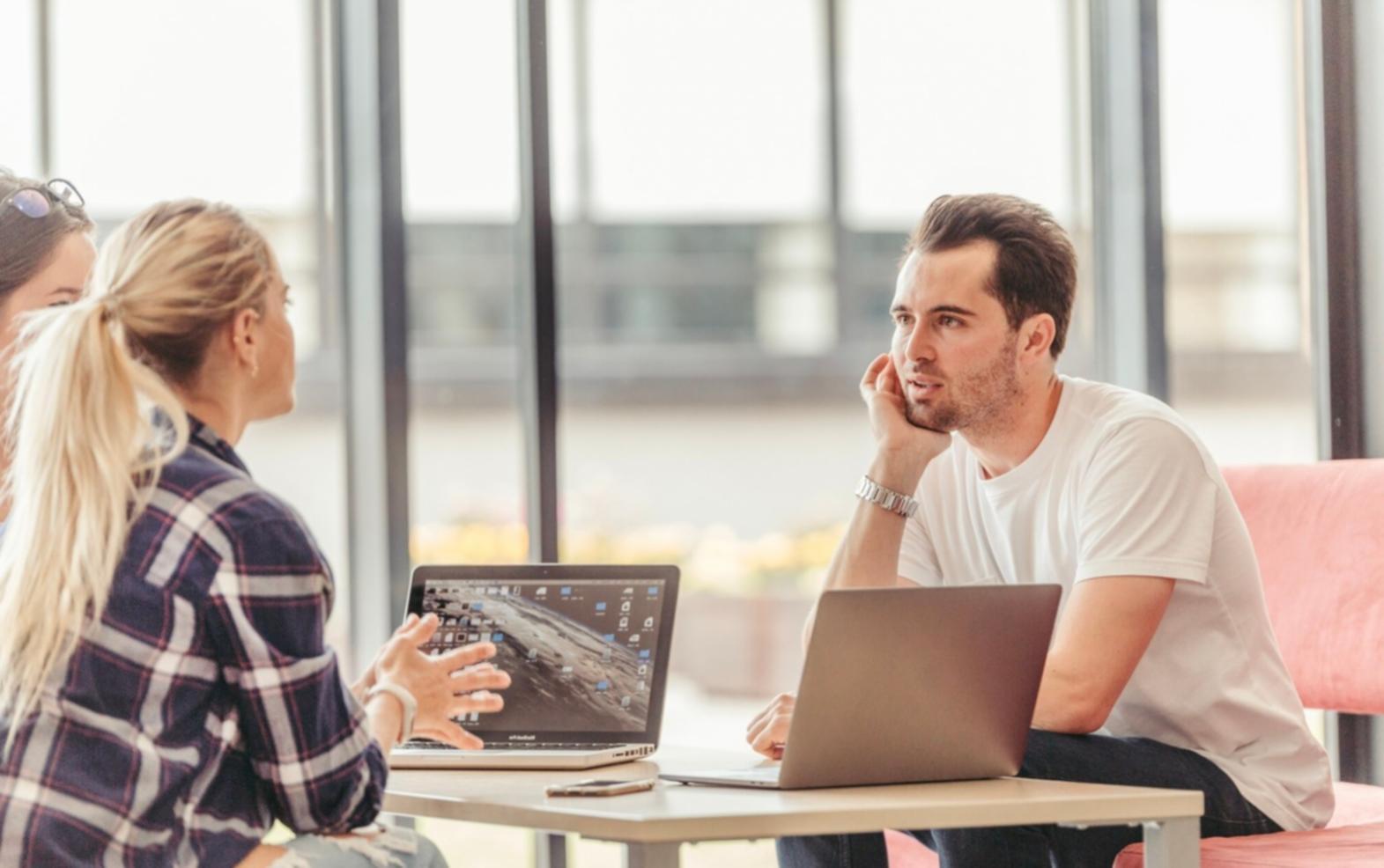 Vue d'ensemble d'une salle de formation équipée